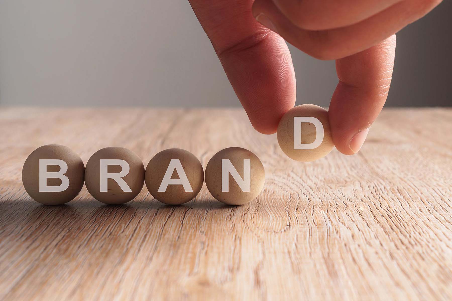 Brand Marka Yazılı Toplar Çocuk Oyuncak Uçakla Oynuyor